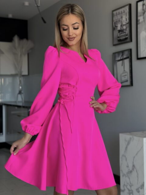 Fuksia paeltega kellukese kleit